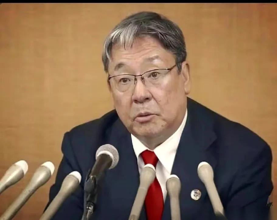日本船主协会会长，长泽仁志，突然对着镜头扔下一个炸雷：45艘日本船，死死卡在霍尔