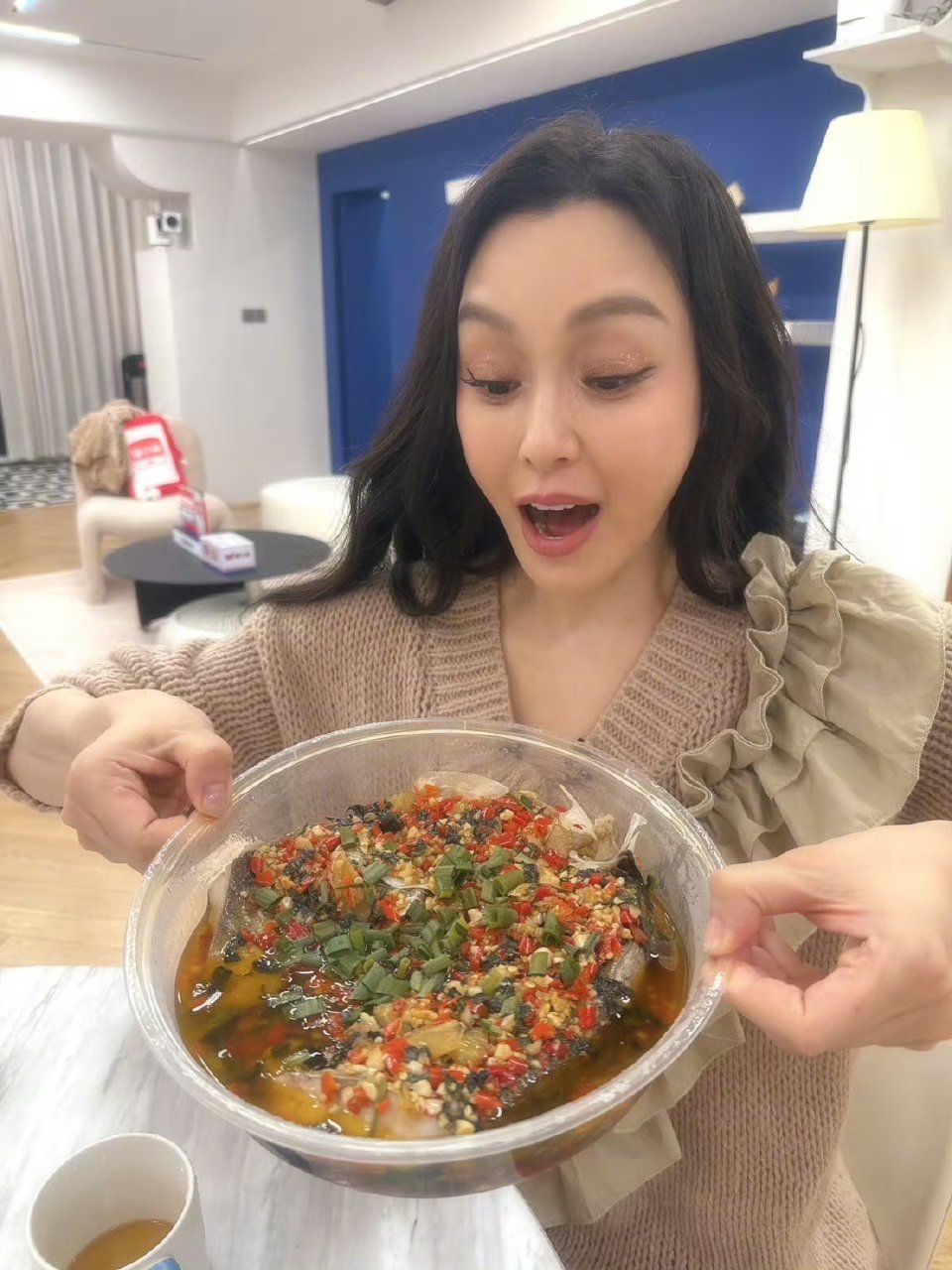 范玮琪剁椒鱼头梦女范玮琪想要范玮琪得到 范玮琪说如果一公赢了要吃剁椒鱼头犒劳自己