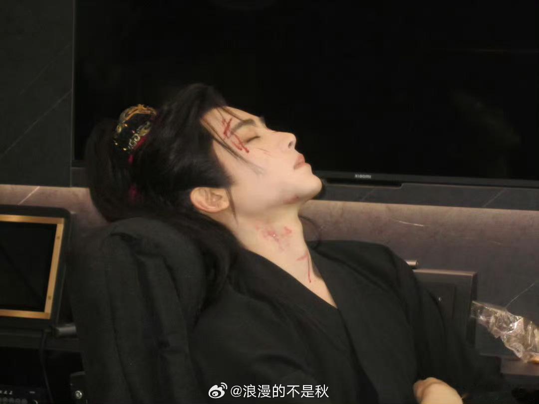 侯明昊 挑战和萧无衣对视戏外清爽少年直面自己塑造的萧无衣，隔空对视氛围感拉满。角
