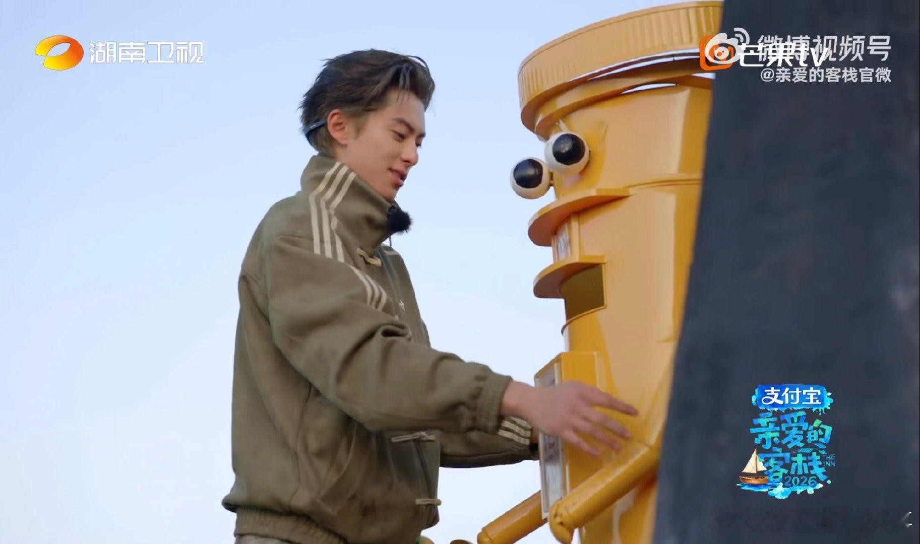王鹤棣向邮筒道歉 王鹤棣拯救战损抱抱邮筒，努力全白费，一转头就倒还被吓，太惨啦！