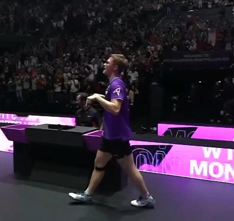 张本智和2：3输给了艾利克斯·勒布伦，大布用自己疯狂的庆祝动作演绎了现实版的胜者