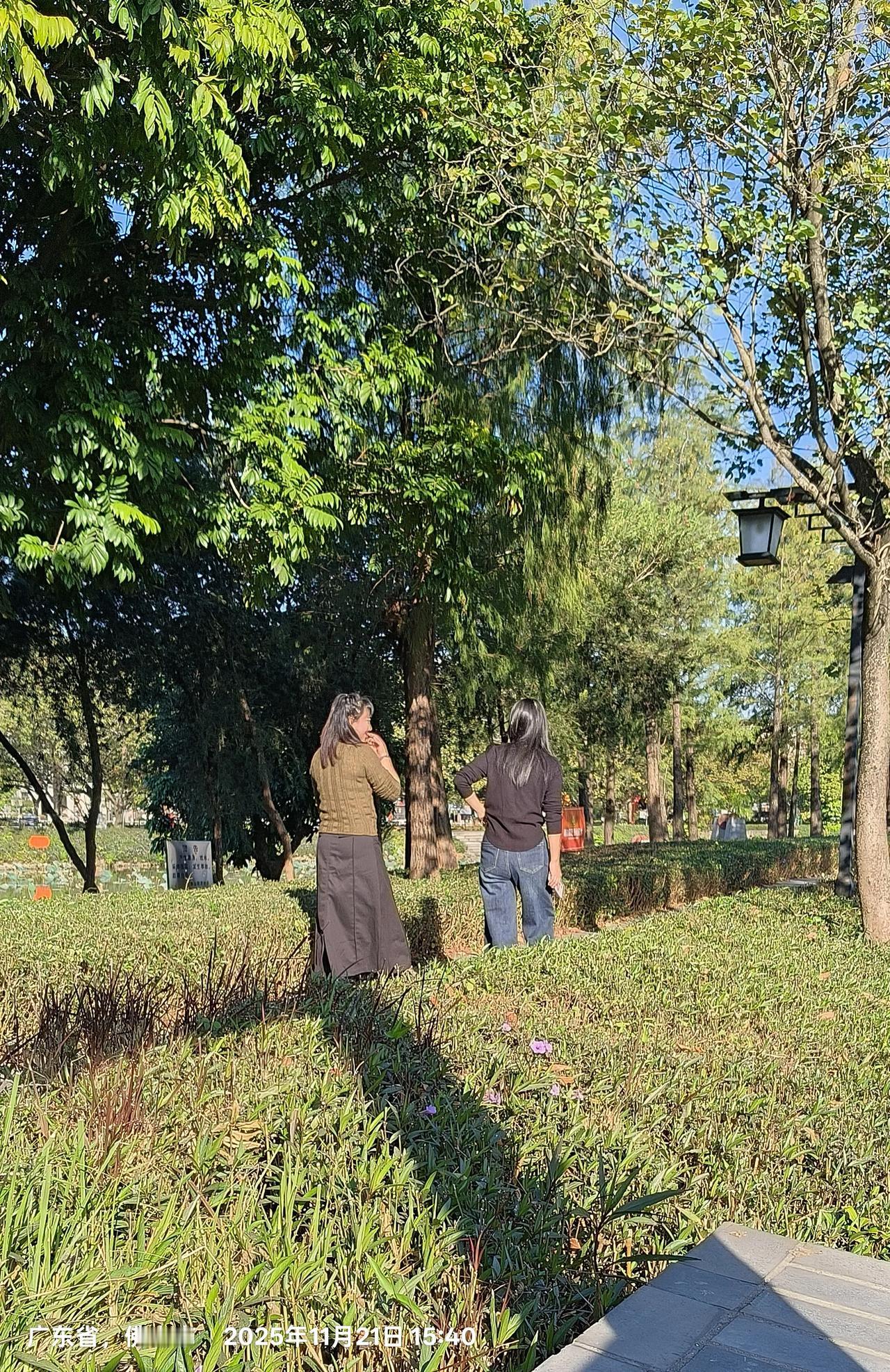 他是那个年代，历届“国际大学生辩论赛”的总评委。
当时最年轻的文科教授，最年轻的