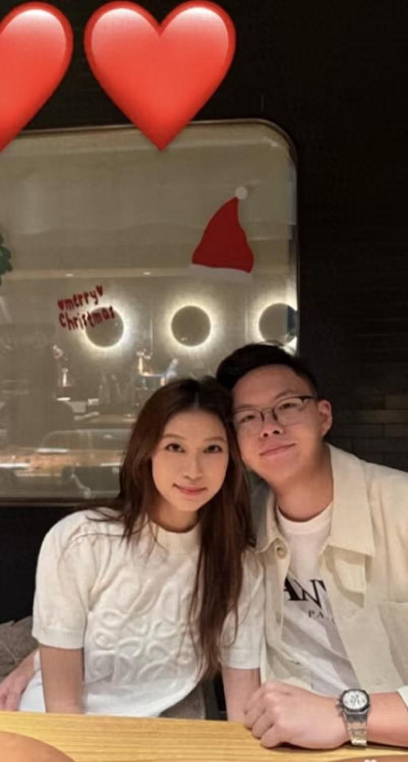 曾华倩儿子快结婚了，从这方面看，曾华倩比刘嘉玲有福！
曾华倩27岁的儿子林浩贤晒