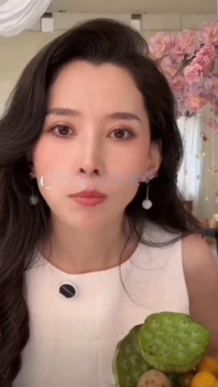 知名青年娱晓张。
现在还有人不喜欢那个，看一下裙子是吗？好，我给你看一下。看什么