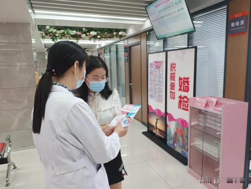 我十分支持将艾滋病检测列为婚前强制必检项目。婚姻不只是情感结合，更是健康共同体，