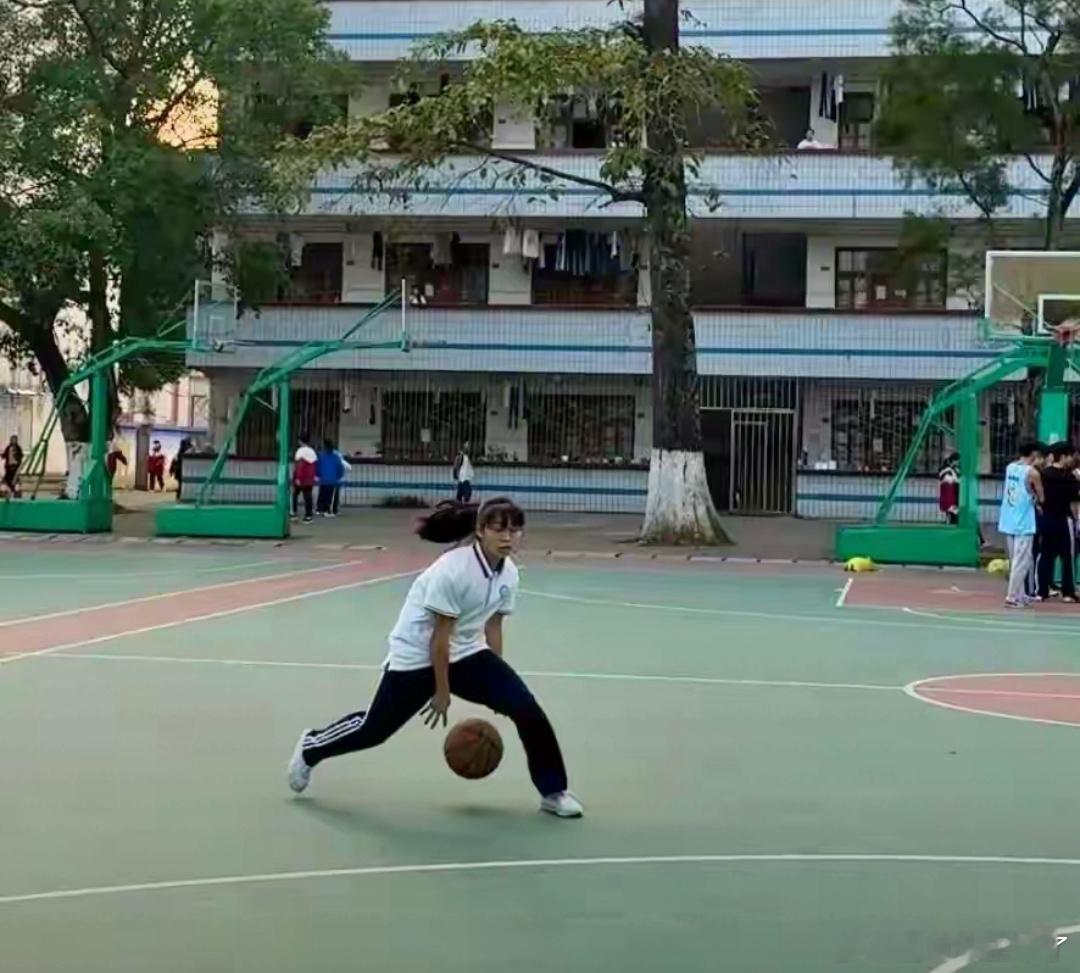 1米55女生球场惊艳绝杀走红 天赋平平凭苦练书写热爱 近日，广西崇左龙州县高级中