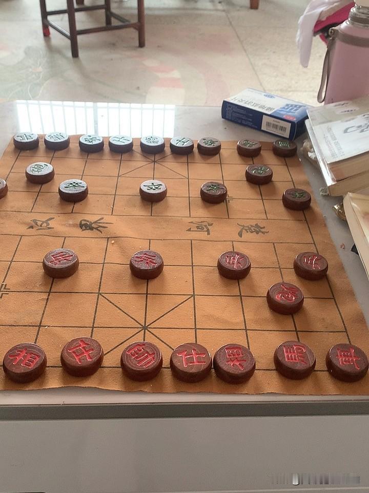 有人说，象棋不过是一场博弈。可我偏觉得，它是一场漫长的修行。

从初学“马走日、