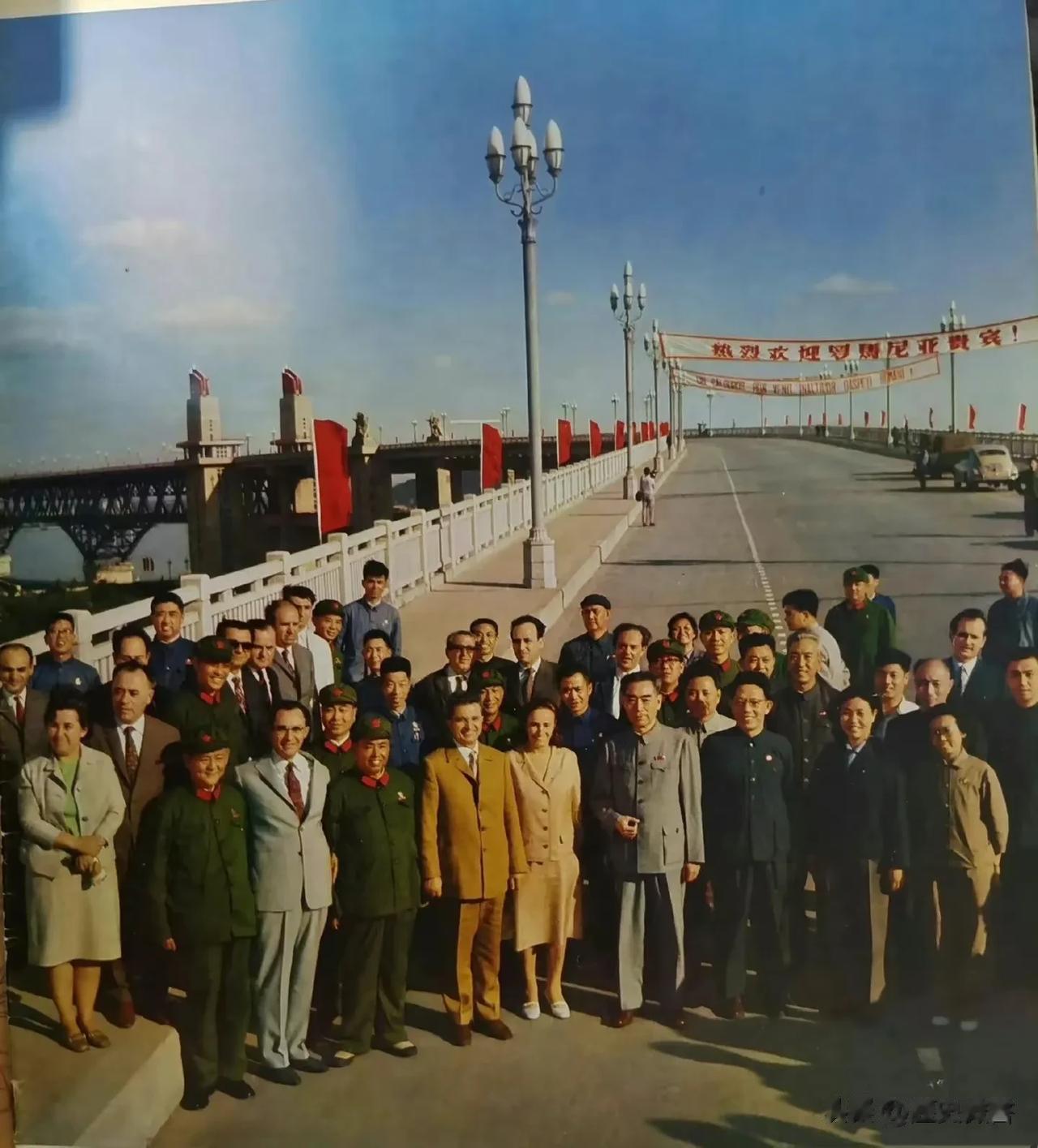 1971年6月，罗马尼亚党政代表团访华。时任国务院总理周恩来同志、南京军区司令员