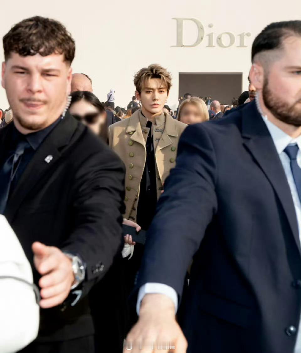 邓为秀场神图，人群中最闪耀的星。 