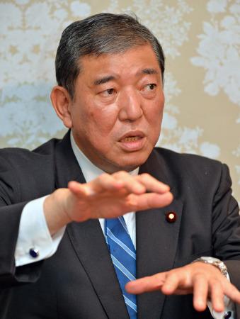 高市访美未启程，内外压力先登门。
最近，日本前首相石破茂在一档电视节目中，对现职