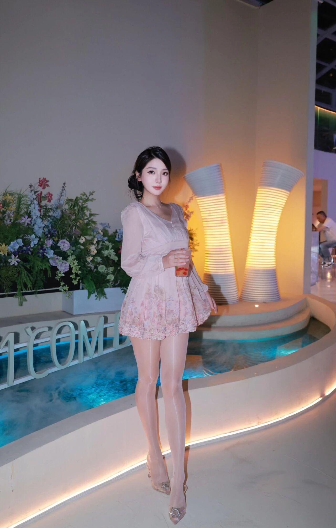 “粉色纱裙+光泽袜+小高跟”，优雅温柔，氛围感拉满的时尚穿搭魅力紫色高跟鞋穿搭