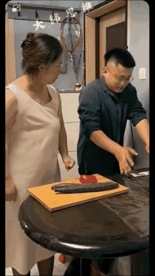 无声的抗议？
忍无可忍无须再忍，整天抱着个手机，一无是处什么也不干，看手机成了你