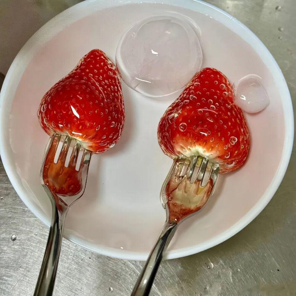 狮子嘴硬得像石头，心里软得像棉花。明明想哄你，开口却变成了“你烦不烦”；明明想你