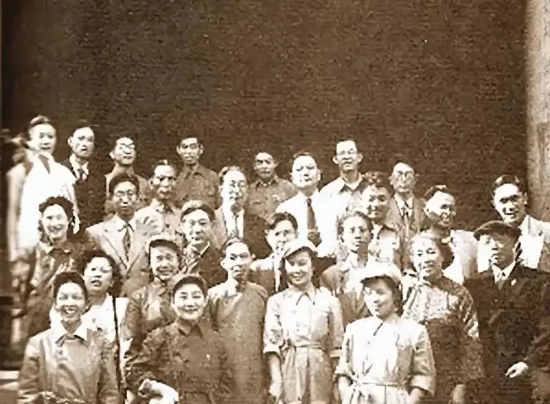 1928年，32岁的茅盾出轨了23岁的女学生秦德君。不久后，秦德君害羞地说：“我