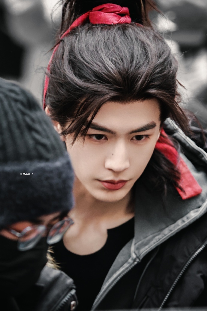 张凌赫红飘带高马尾 张凌赫红飘带高马尾造型出妆，剑眉星目意气风发，萧厉我真的爱上