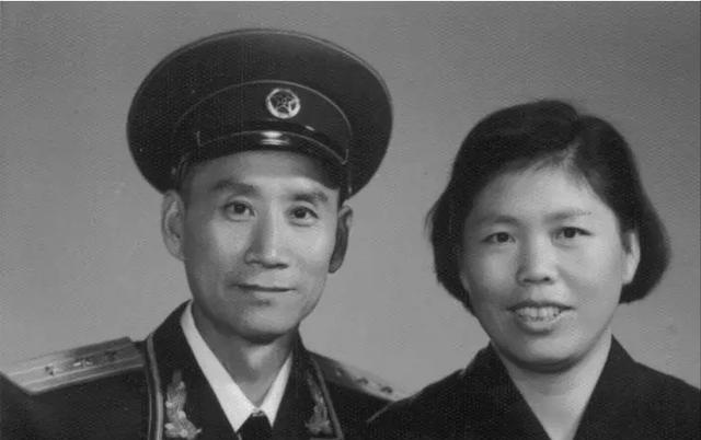 1953年初春，朝鲜战场还在下雪，胡世浩拎着两壶热水，趁着一轮炮火间歇，踩着碎石