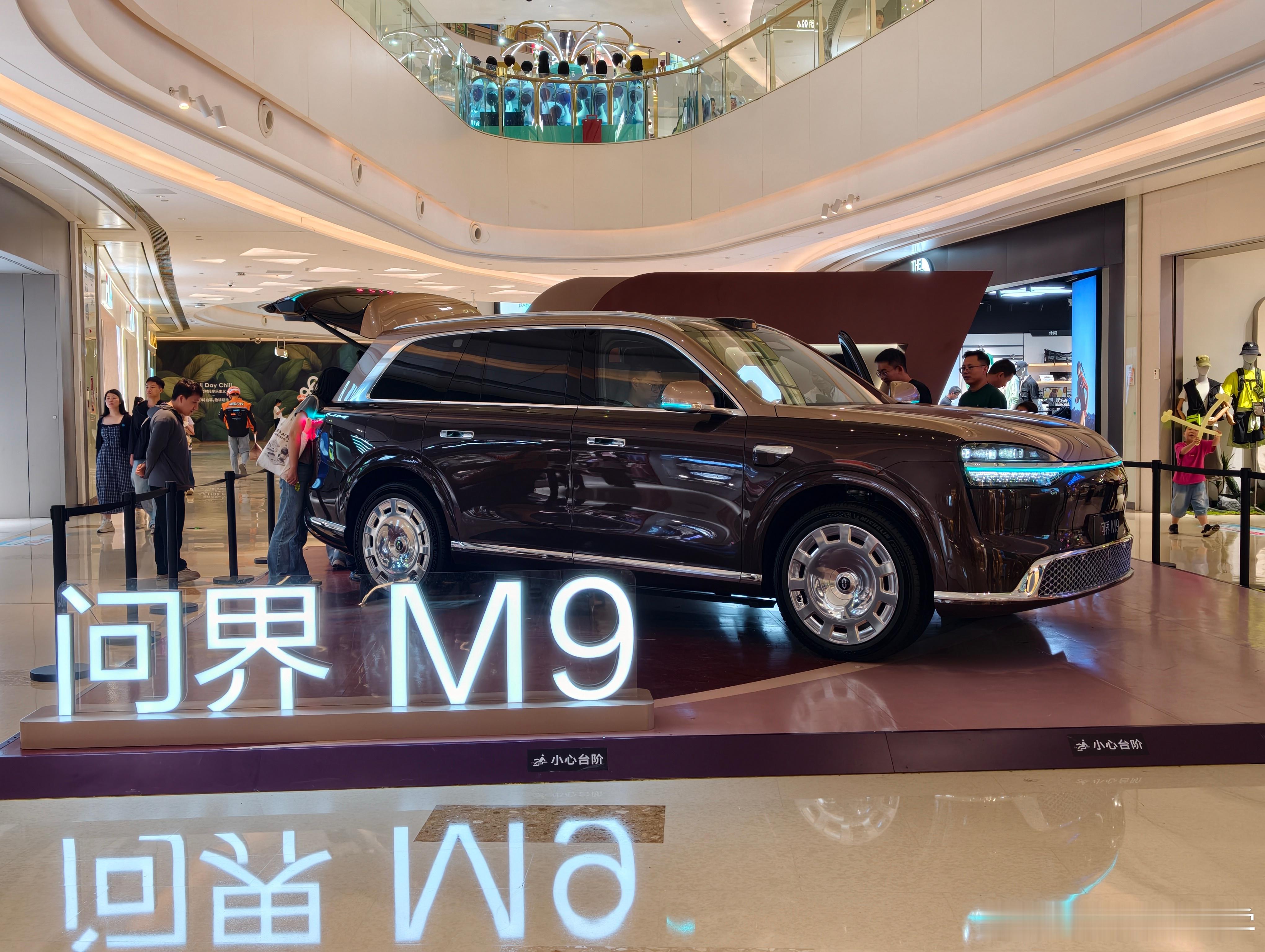 商场遇到全新一代问界M9，人多到根本挤不进去
