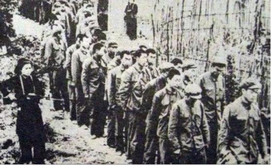 1979年，俘虏交换后，200多名战士终于回到祖国。他们刚刚跨过边境线， 广州军