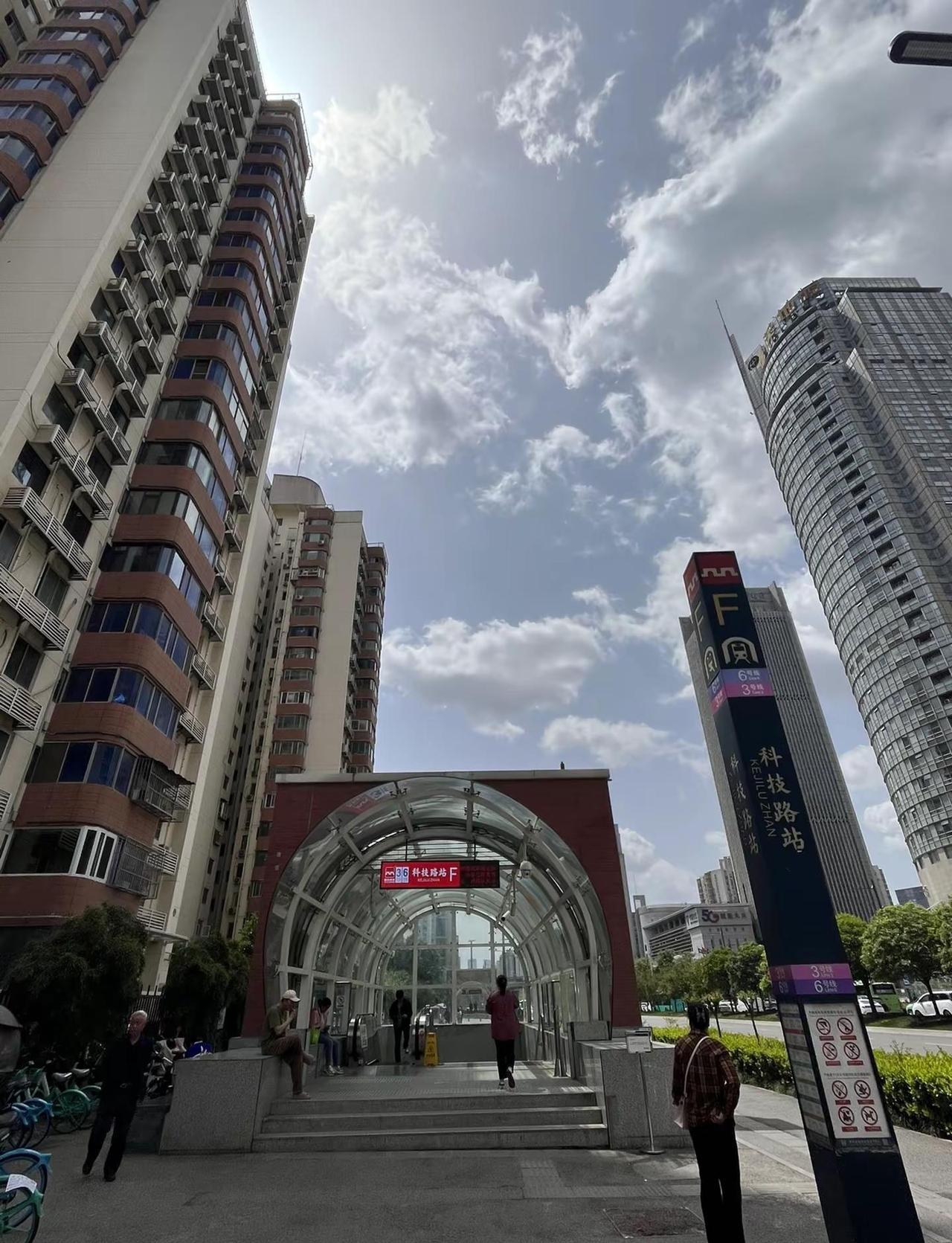 西安雨过天晴 天气晴朗阳光明媚 天气西安科技路地铁口