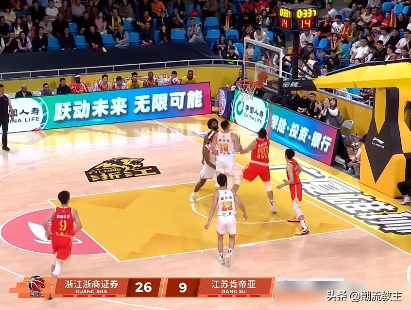 胡金秋一场未歇，末节累得直不起腰，还得扛着球队打加时险胜倒数第二的江苏。
王博