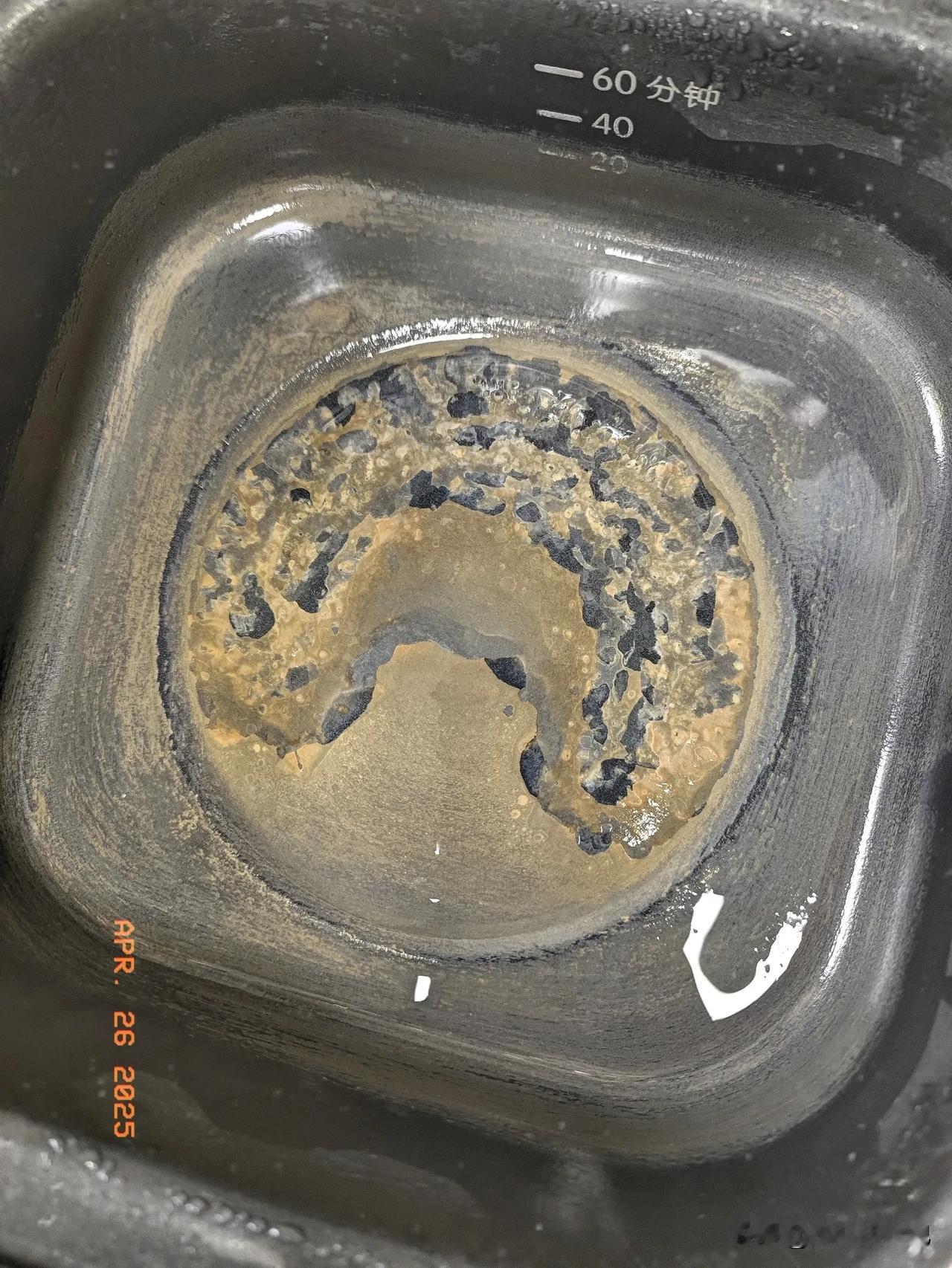 电蒸锅里加入水没过水垢，倒入适量白醋（多倒点白醋去水垢的速度会快），盖好盖子，加