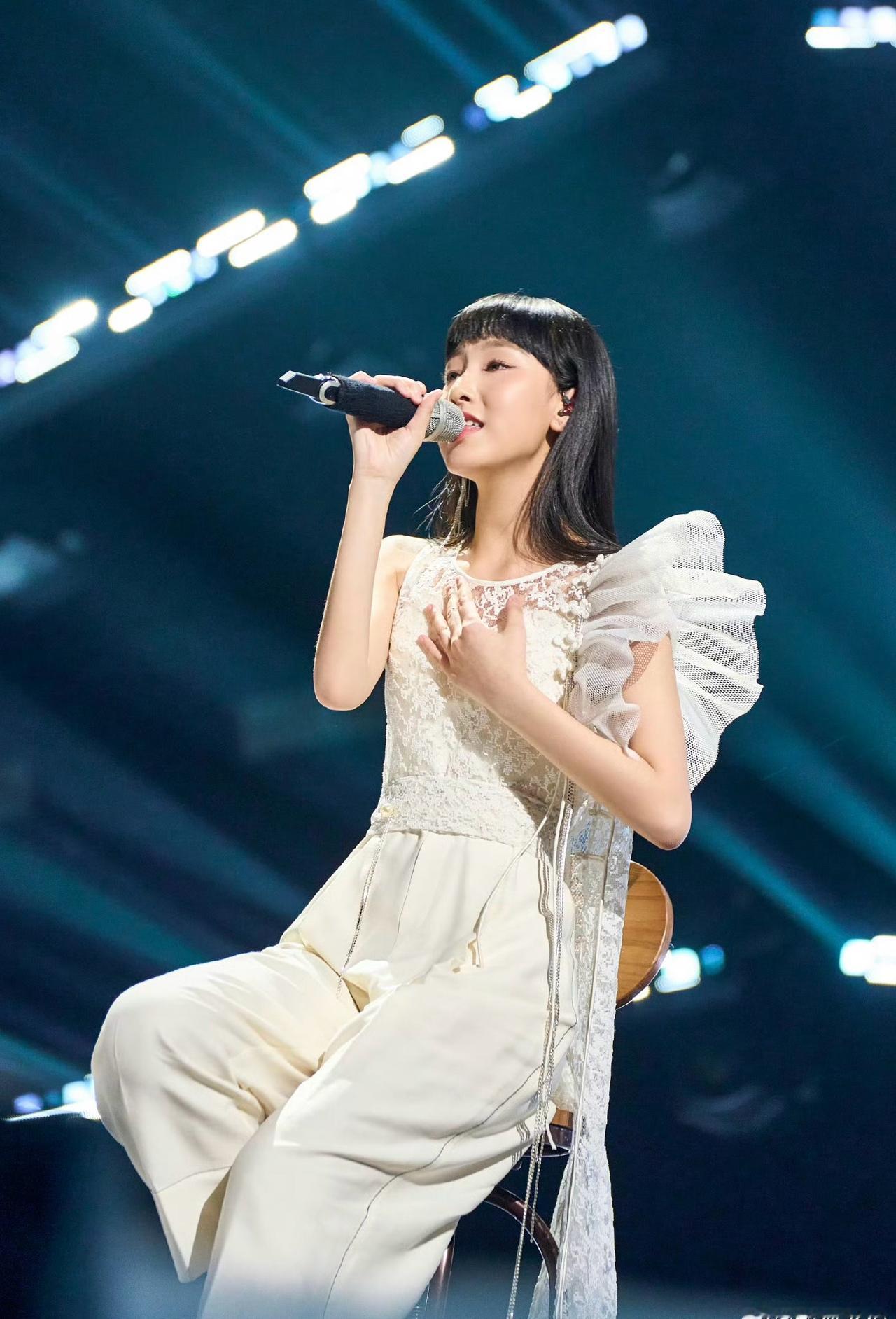 炎明熹再来芒果才21岁歌手2026从新人选手到歌手帮唱，四年时间见证炎明熹的蜕变
