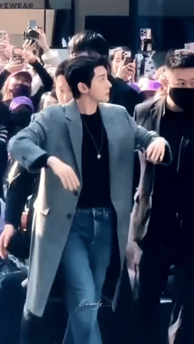 邓为腰上的纹身邓为的惊喜永远来得猝不及防，不经意的露出最致命