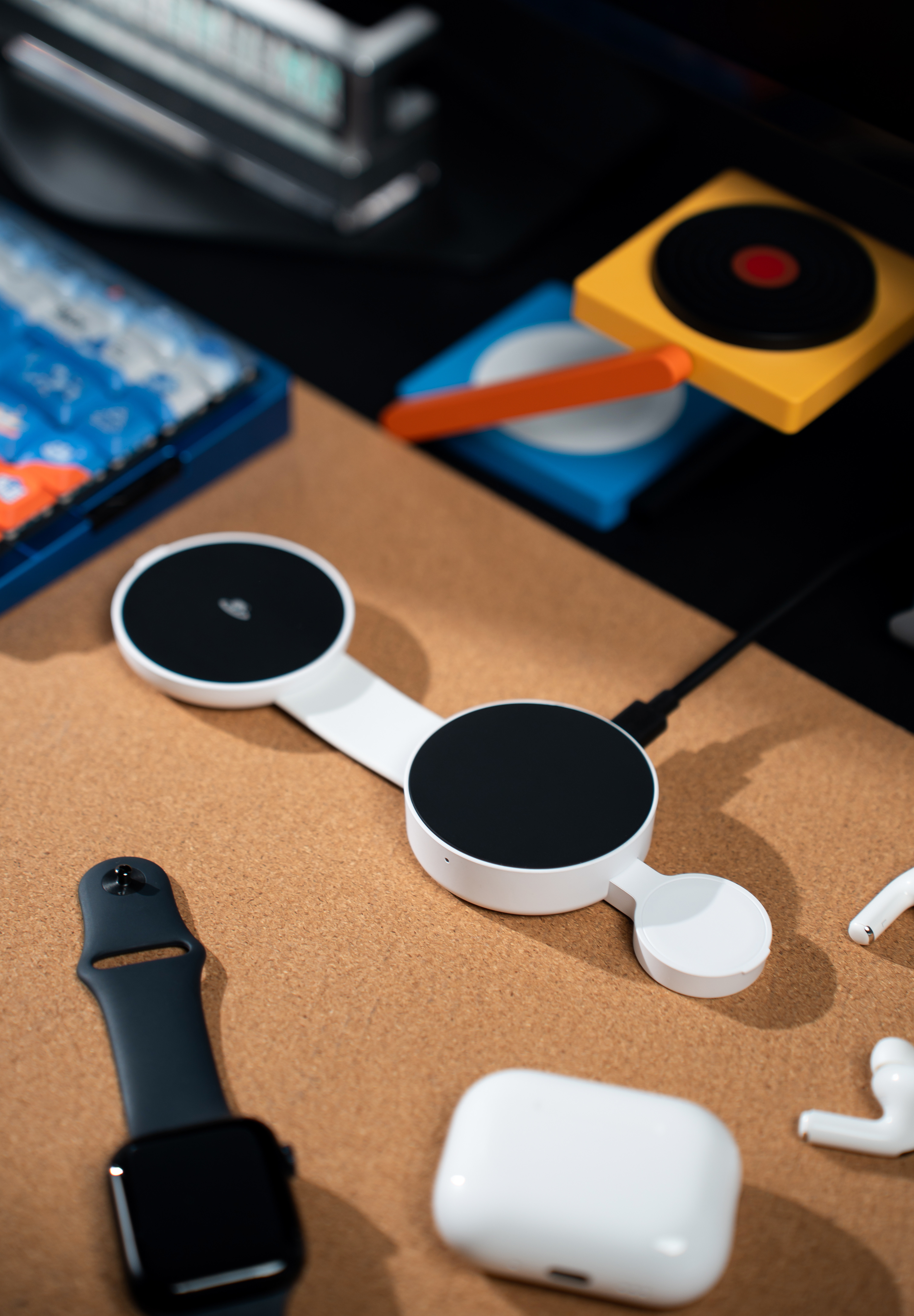 最近我的出差必备品——魅族PANDAER小汉堡三合一便携无线充~别看它个头小巧，