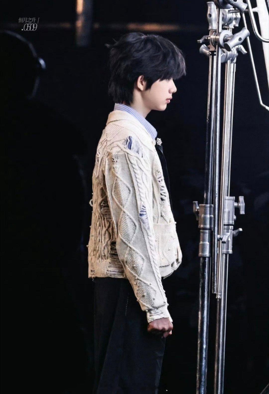 卷毛小哼重出江湖了！真的很萌一小孩，带伤也还在努力工作着陈奕恒卷毛