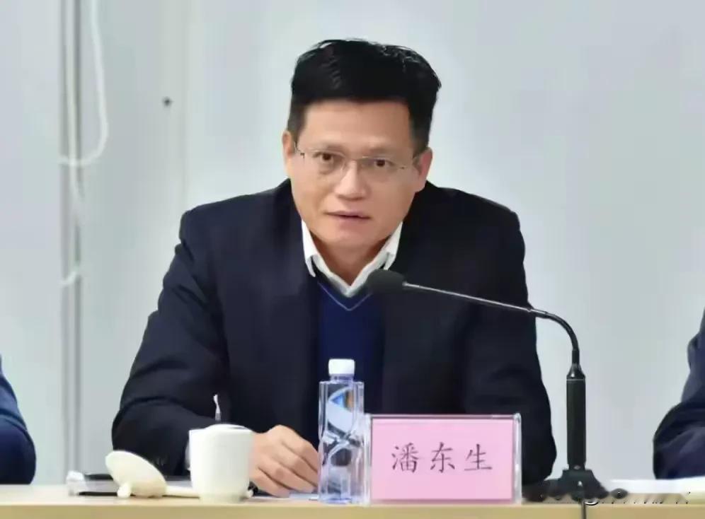 这家伙可能还真不是个做大事做好官的料，起点那么高：就任过在广东改革开放初期，担负