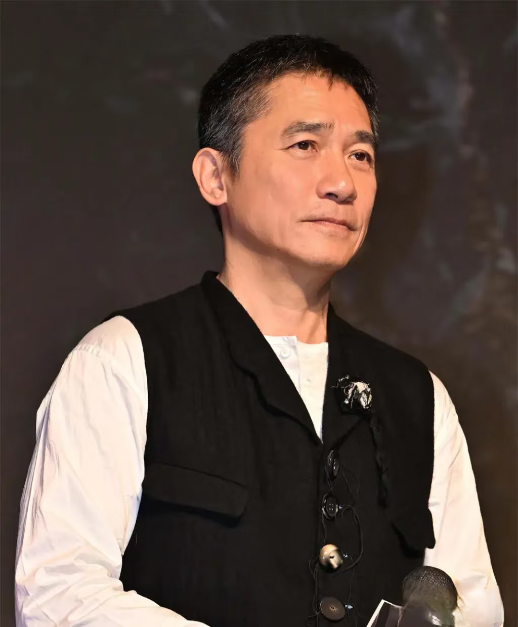 鲁豫问梁朝伟:“你炒股吗？”梁朝伟摇摇头:“我从来不炒股。”鲁豫好奇...