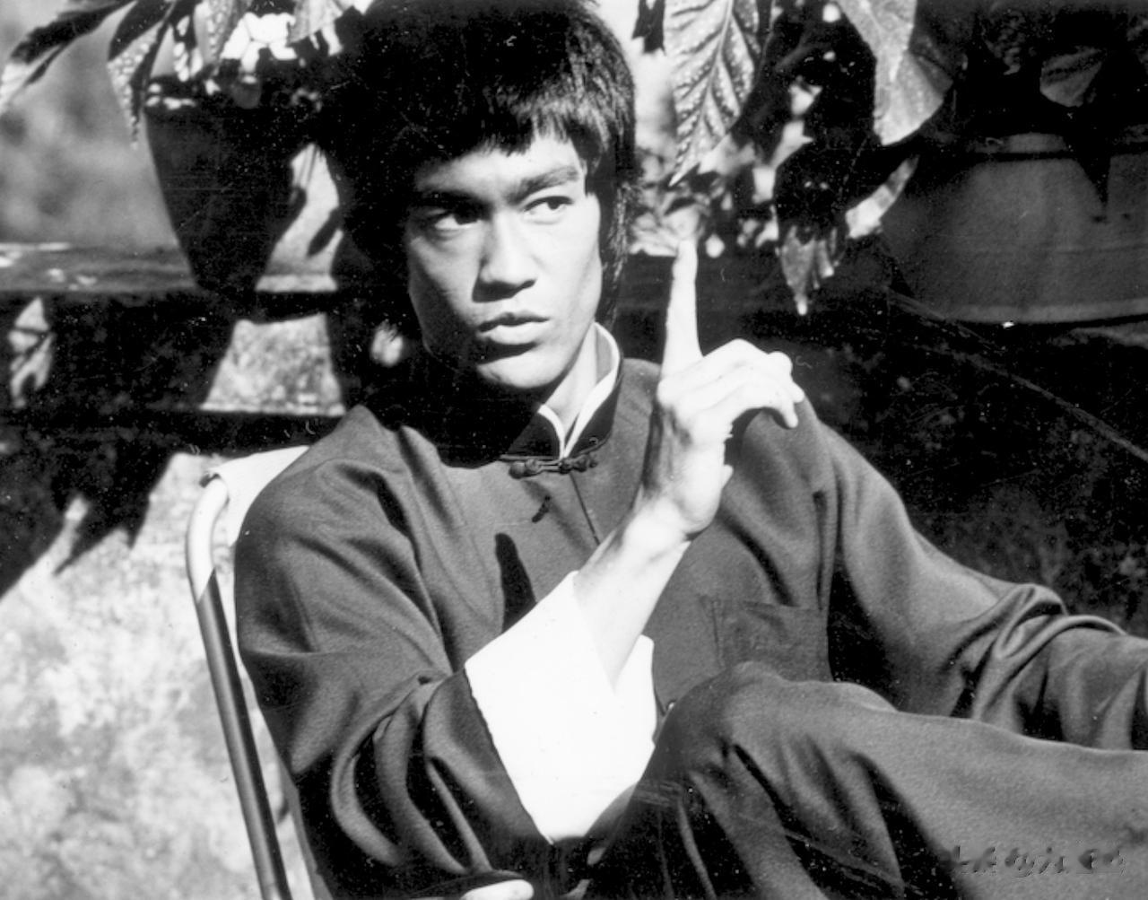 截拳道是一场用科学完成的哲学修行——从人人本有的“无法”（自然本能）出发，经由“