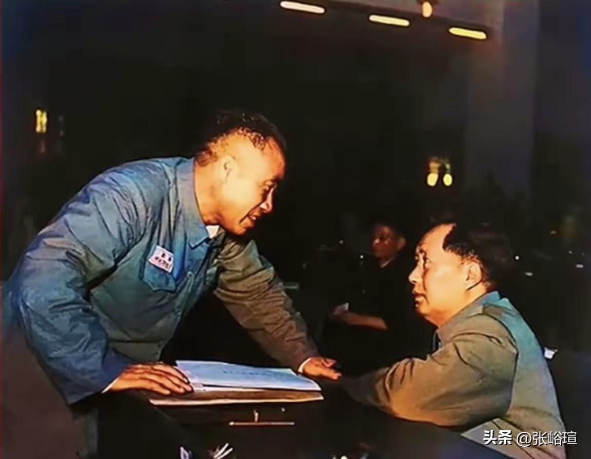朱毛不分，生死相依，志同道合的战友，同心携手救中华！