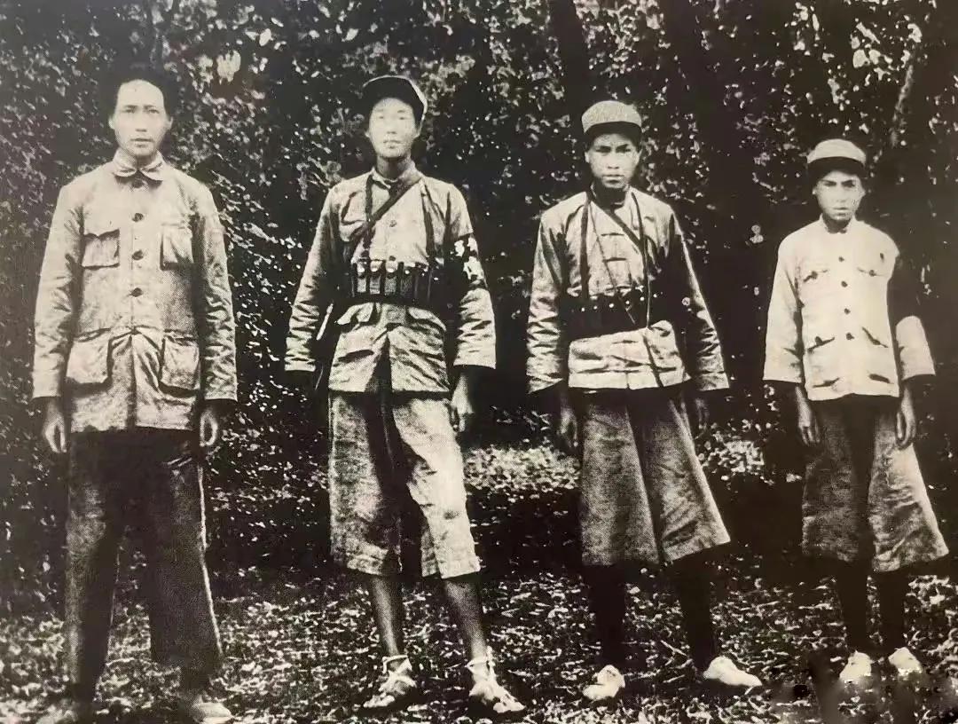 红军时期，毛主席的3个警卫员吴光荣，陈昌奉，戴田福，只有陈昌奉1个人到达了陕北延