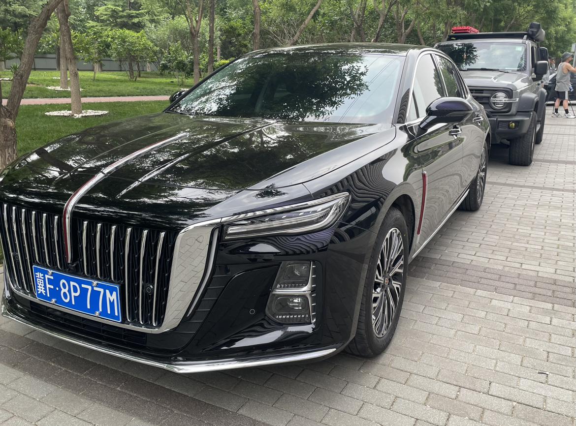 红旗H5最近优惠力度也挺大，这车2.0T开着还行，但我觉得这车最大的优点就是乘坐