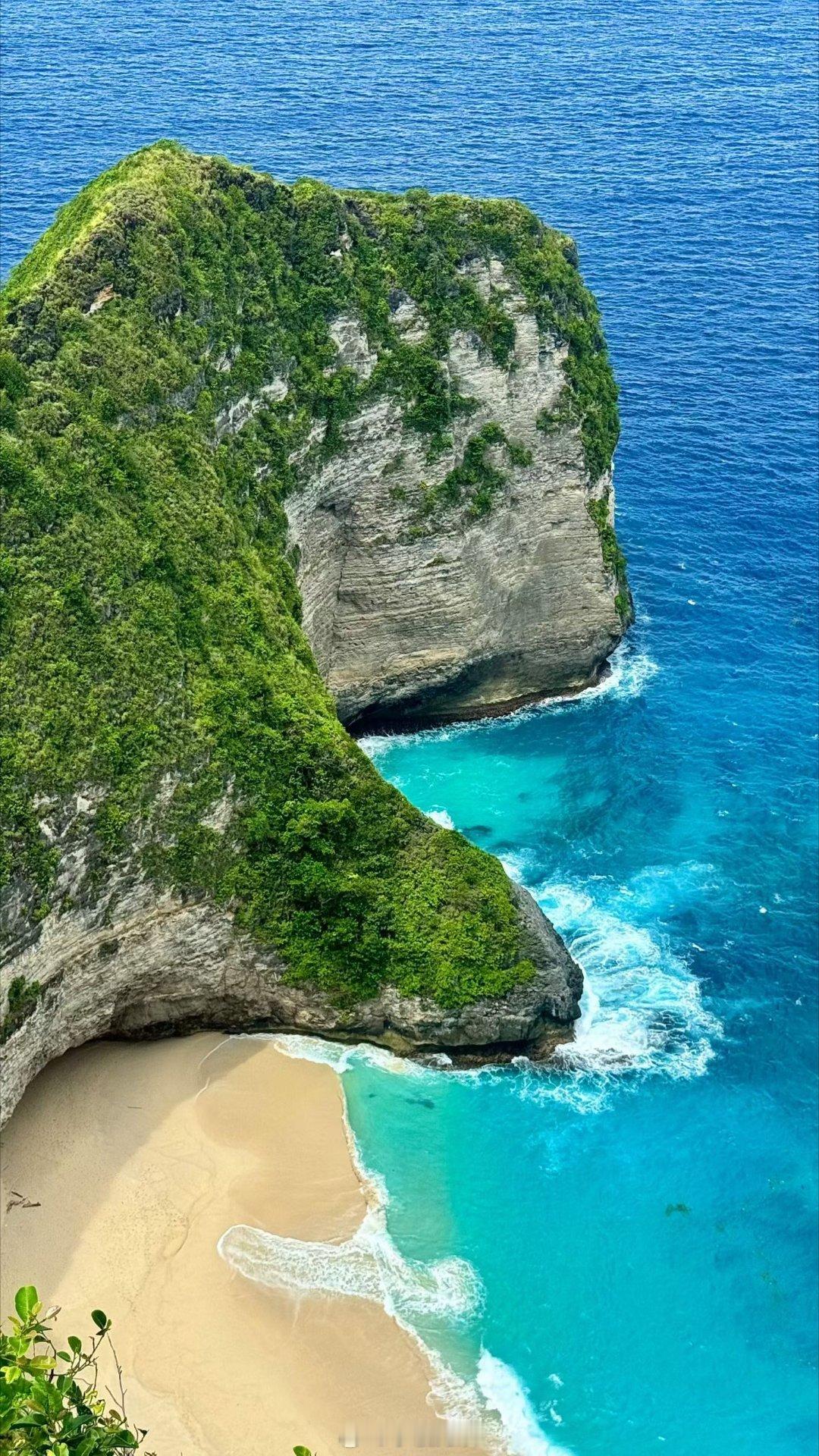 原来世界上真的有这样治愈的蓝，把心事丢进海里，让它随浪而去。 