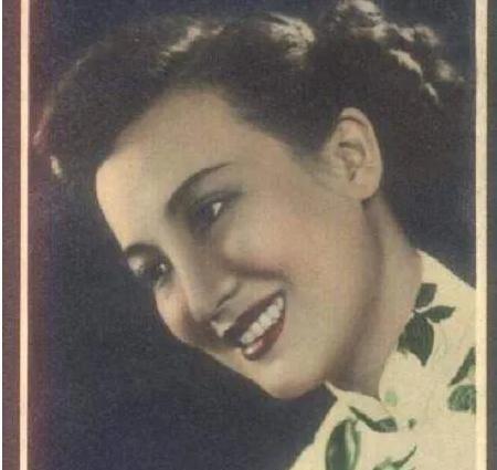 一天晚上，四川军阀杨森留宿九姨太蔡文娜房中，二人缠绵一夜。次日清晨，蔡文娜醒来不