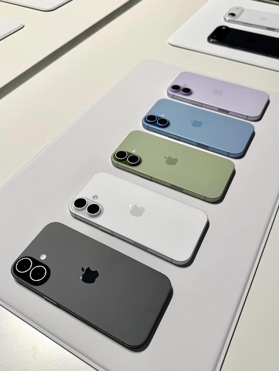 要换新机了，选哪一个颜色好？
要加入苹果大家族了，大家帮我看一下换哪个颜色好一点