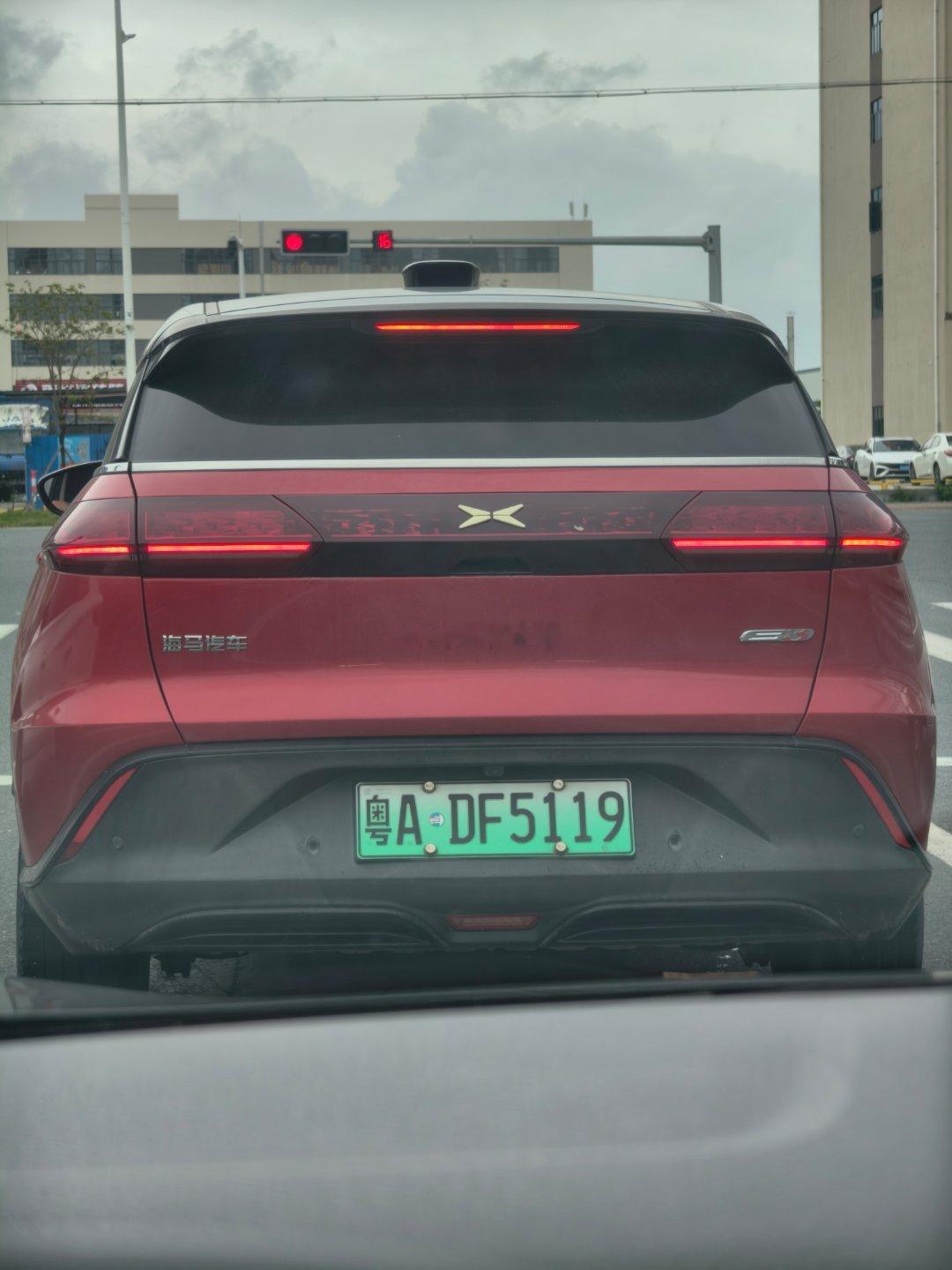 初代小鹏G3，小鹏第一款量产车。当时还是挂着海马汽车