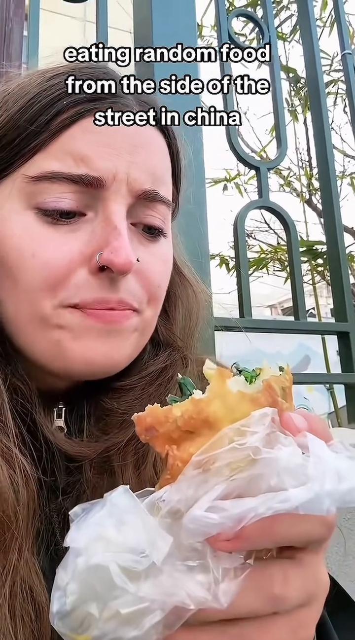 世间最惬意的事莫过于此，偶遇街边的小吃摊，完全不知道卖的是什么，却闻着香气扑鼻。