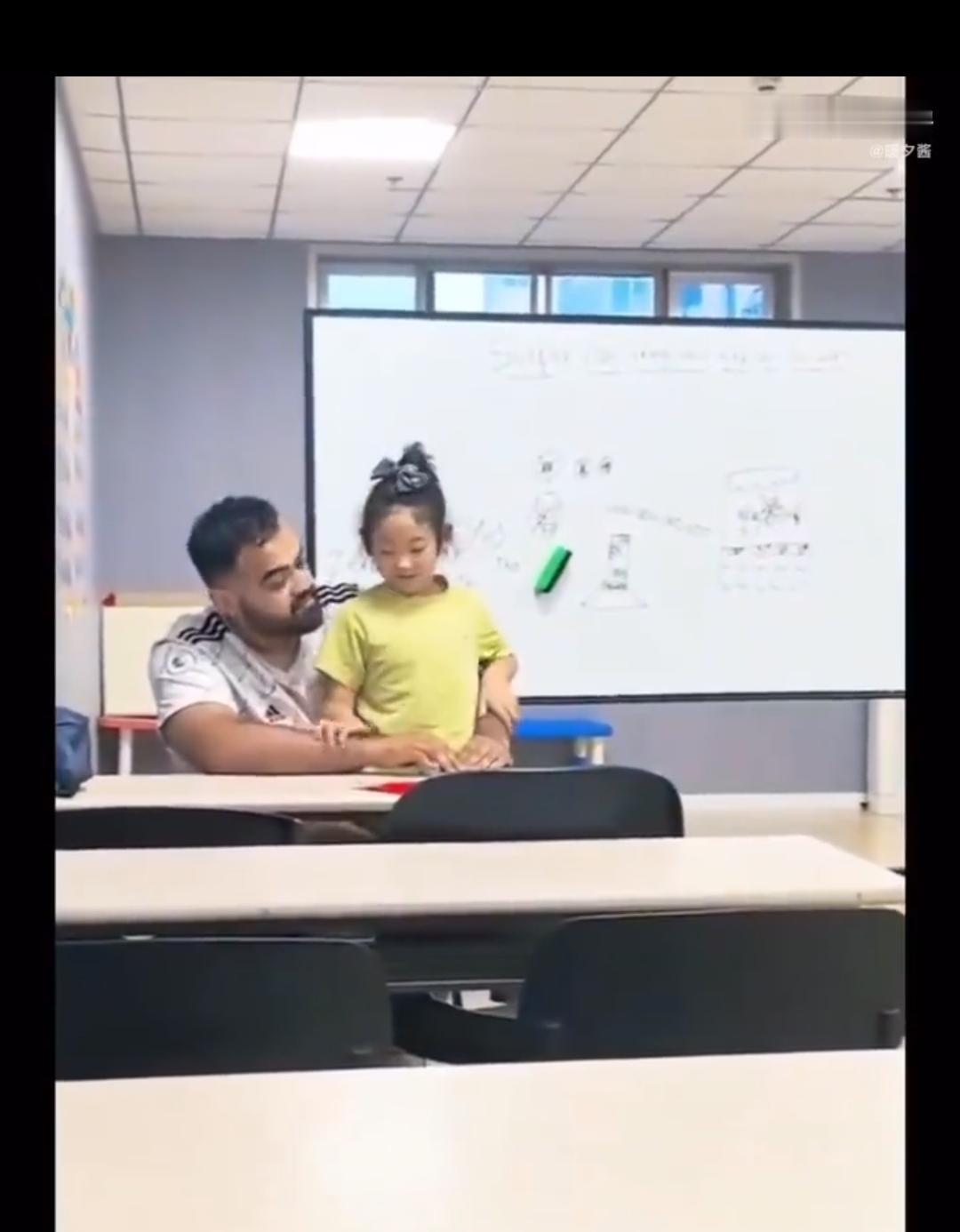 男幼师把小女孩抱腿上教英文，这合适吗？

教育部准则没逐条写“不能抱腿上”，但明