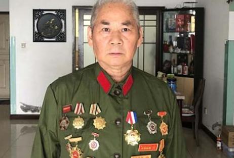 1979年3月的滇南边境，两名解放军战士踩着露水巡逻时，灌木丛里突然传来窸窣声，