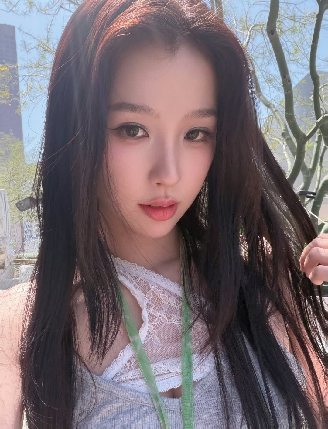虞书欣营业啦！！！学习窝鱼穿搭ing，好可爱使出一记喵喵拳🤤 