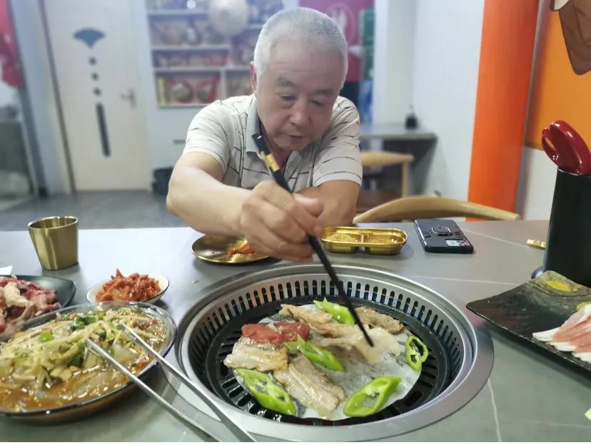 时常会遗憾父母生我太晚了
我今年25岁，刚毕业，还没有稳定的经济来源，而爸妈已经