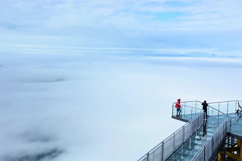 <鹧鸪天·云影逸思>
 
晴宇无垠似镜磨，团团绵絮漫婆娑。
宛如雪浪天边涌，又若