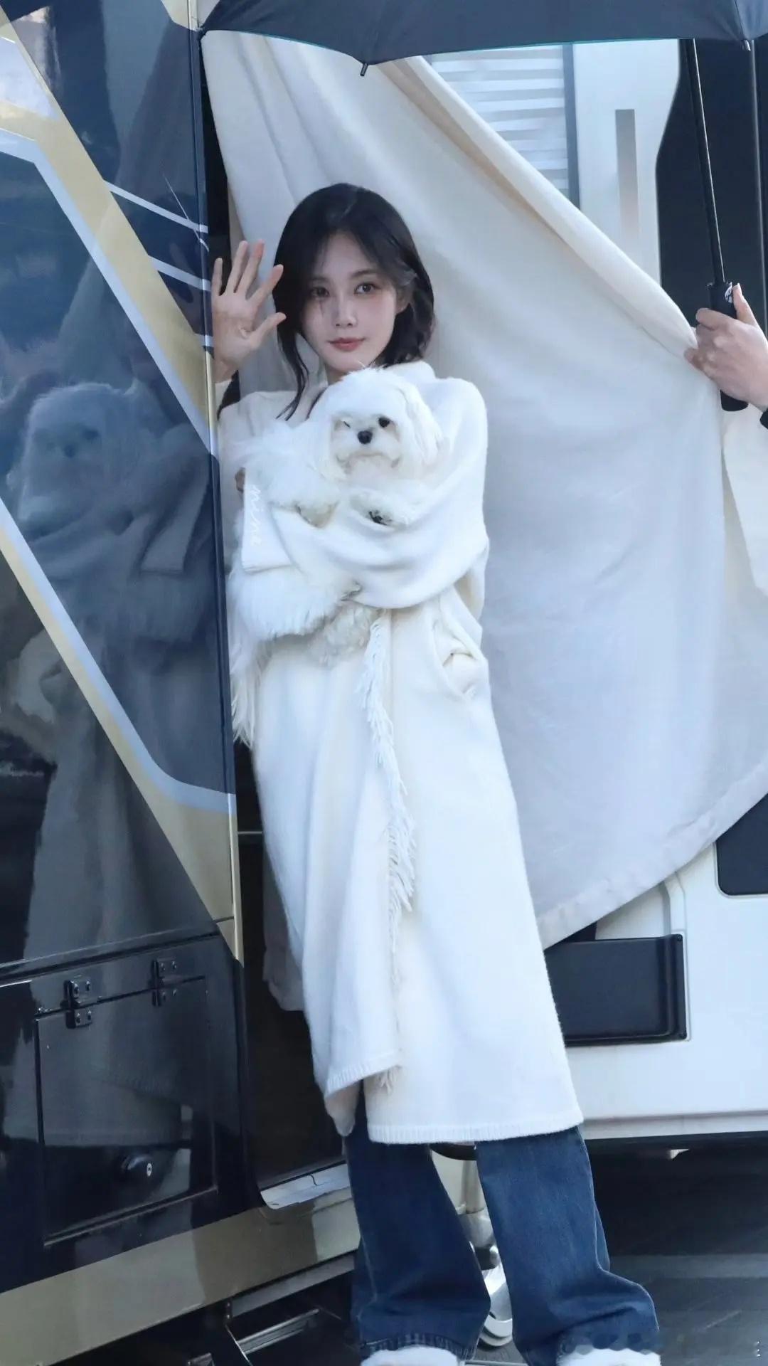 她是头脸小巧五官精致类型，去线下见一见就知道此女长的有多惊为天人了，见过她的甚至