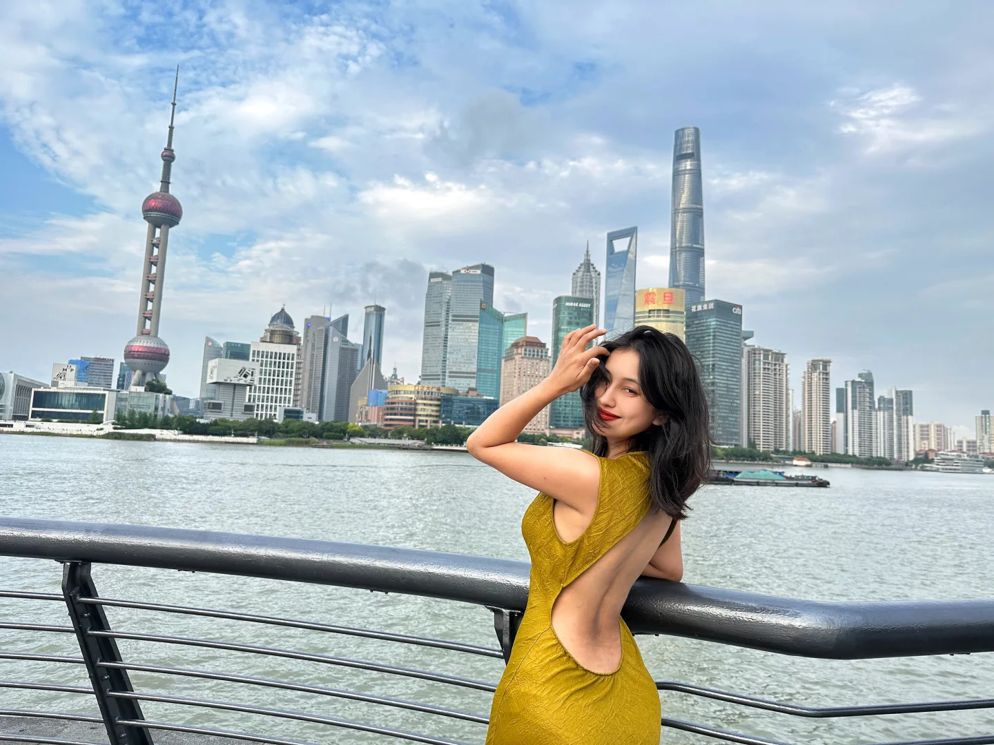 一张照片 一张照片高级感 拍照打卡 上海 美女 露背连衣裙