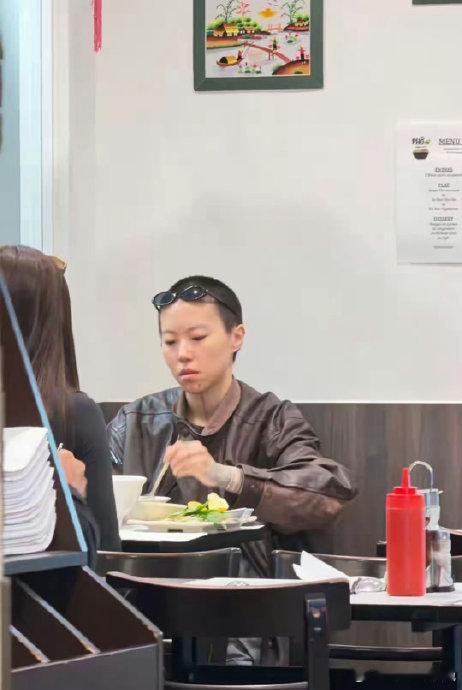 巴黎偶遇窦靖童宋妍霏近日，巴黎卢浮宫附近的网红越南河粉店 pho14 里，窦靖童