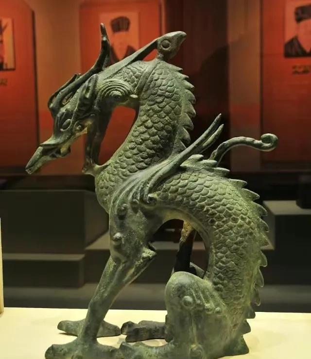 1965年，黑龙江一农民取土时挖出一尊铜龙，以为是件宝贝就带回了家，没想到当天晚