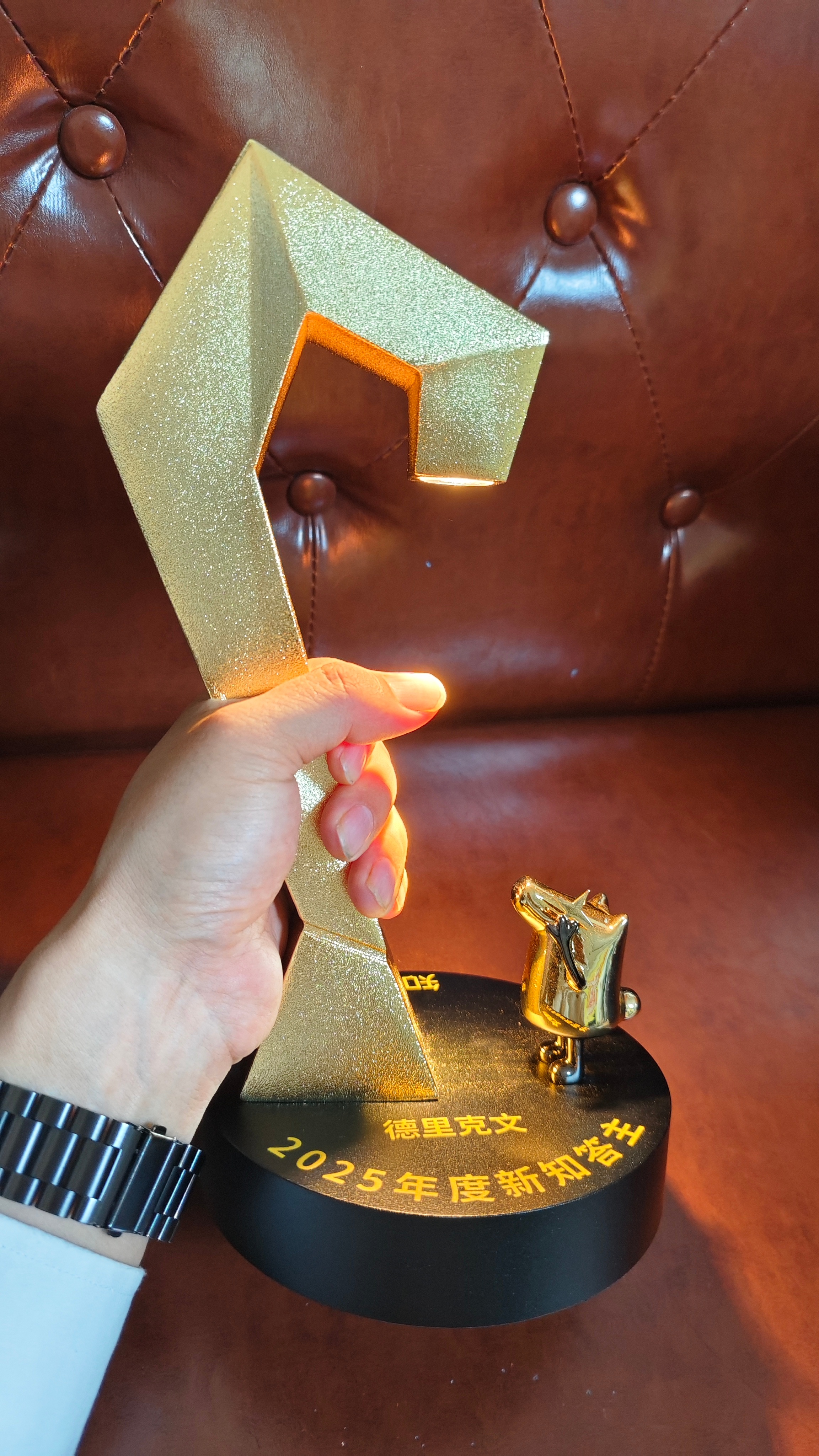知乎的奖杯🏆快递到了，太棒了！这个奖杯的质量和观感真好，4斤重，还自带灯光效果